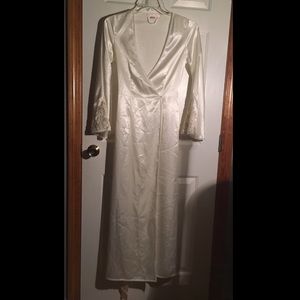 VINTAGE VS BRIDAL ROBE